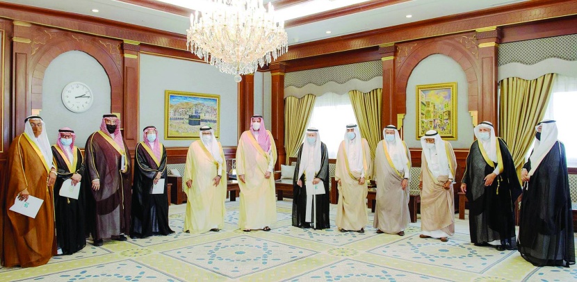 أمير المدينة يهنئ رئيس جمعية طيبة التعليمية ببدء المناشط المجتمعية