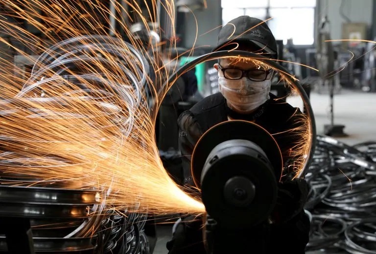 إنتاج الصناعات التحويلية الأمريكية تقفز 2.7% في مارس