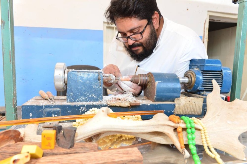 العبيداء صانع «السبح»: عشق الاقتناء تحول إلى حرفة