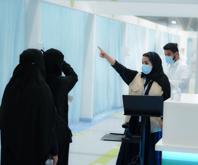مركز لقاحات كورونا في الرياض يشهد حضورا كبيرا في ظل تنظيم وانسيابية تامة لتسهيل الحصول على اللقاح.