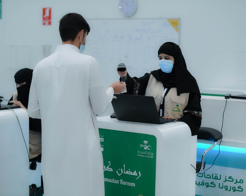 مركز لقاحات كورونا في الرياض يشهد حضورا كبيرا في ظل تنظيم وانسيابية تامة لتسهيل الحصول على اللقاح.