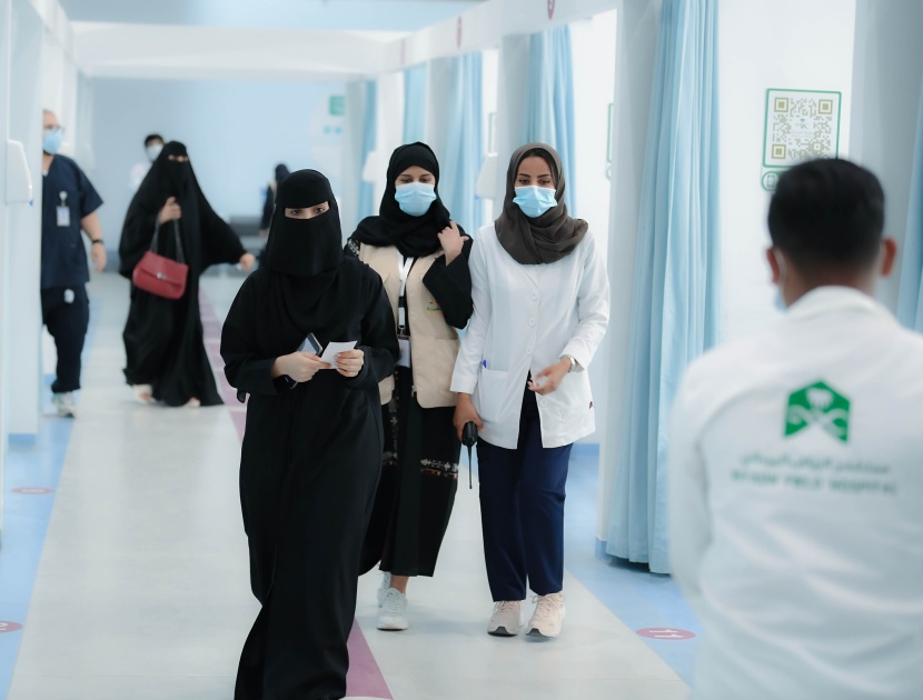 مركز لقاحات كورونا في الرياض يشهد حضورا كبيرا في ظل تنظيم وانسيابية تامة لتسهيل الحصول على اللقاح.