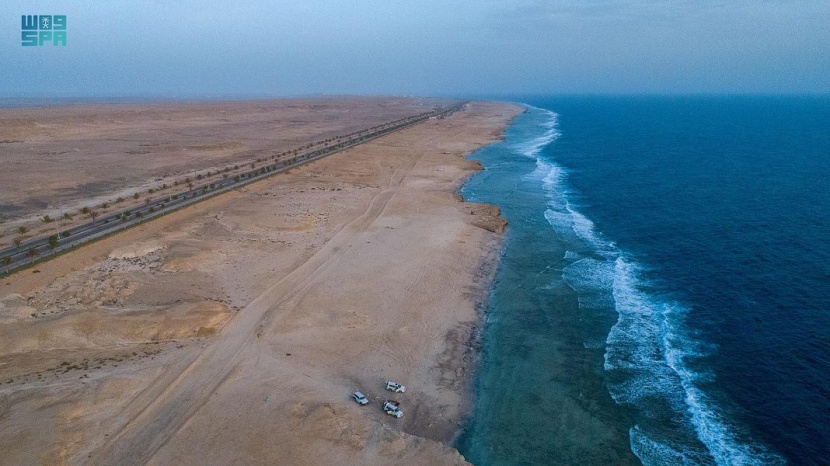 شواطئ "الوجه" تجمع الصائمين للإفطار على رمالها