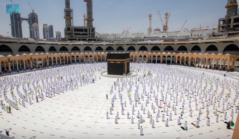 جموع من المصلين يؤدون صلاة الجمعة في رحاب المسجد الحرام في مكة المكرمة.