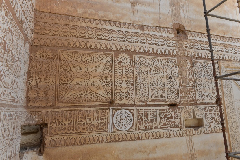 بناء وترميم البيوت الطينية في حائل هوية ونمط متوارث في المنطقة