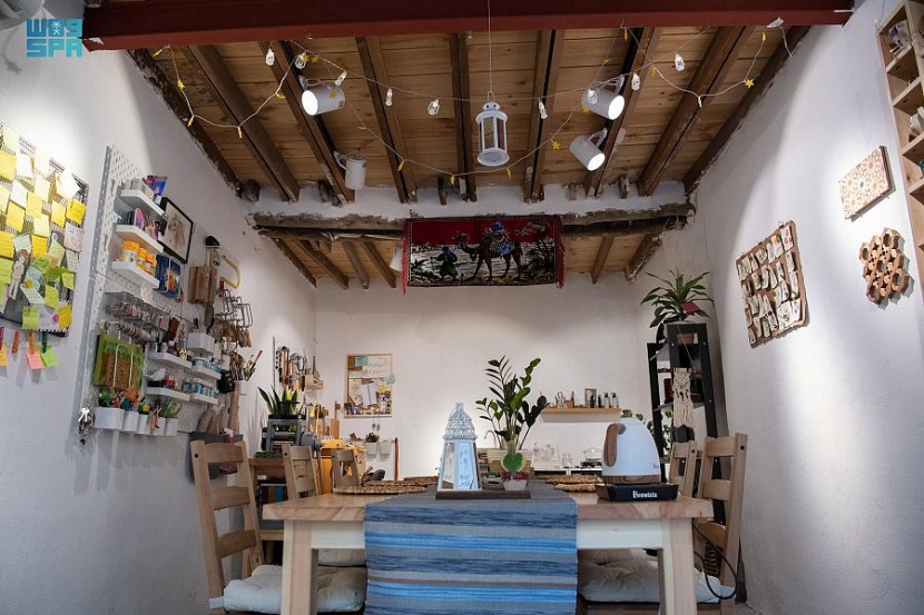 آيات ضاحي .. طالبة الماجستير تمتهن عالم فن صناعة المجوهرات 