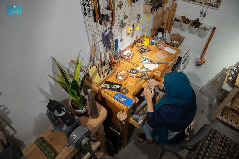 آيات ضاحي .. طالبة الماجستير تمتهن عالم فن صناعة المجوهرات 