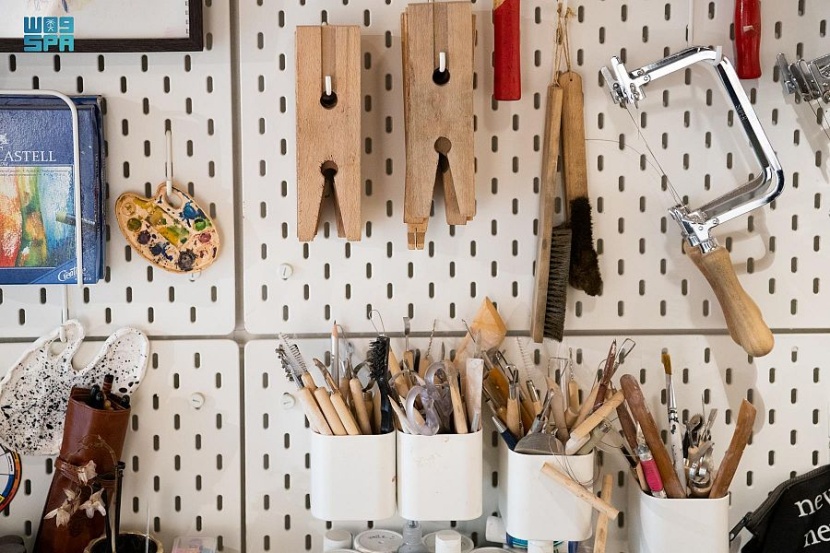 آيات ضاحي .. طالبة الماجستير تمتهن عالم فن صناعة المجوهرات 