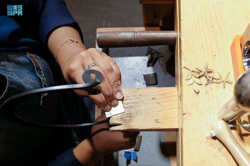 آيات ضاحي .. طالبة الماجستير تمتهن عالم فن صناعة المجوهرات 