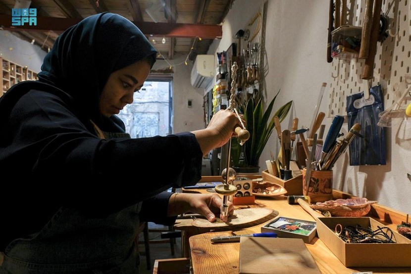 آيات ضاحي .. طالبة الماجستير تمتهن عالم فن صناعة المجوهرات 