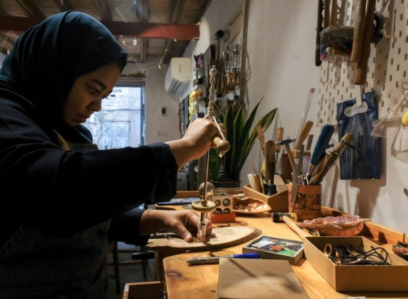 آيات ضاحي .. شغف يحول المعادن إلى تصاميم إبداعية