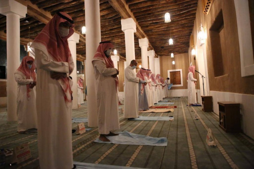 بعد تطويره .. جامع عقلة الصقور التاريخي يستقبل المصلين