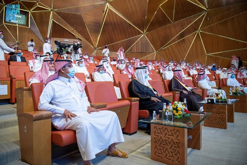 وزير الإعلام يكرم رئيس وكالة الأنباء السعودية السابق بمناسبة تقاعده