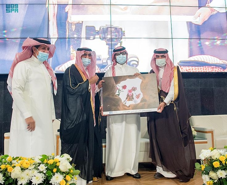 وزير الإعلام يكرم رئيس وكالة الأنباء السعودية السابق بمناسبة تقاعده