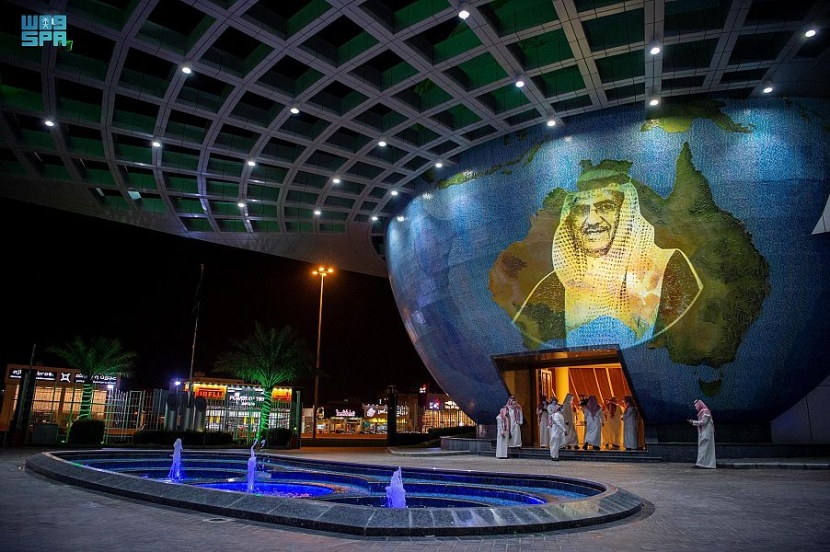 وزير الإعلام يكرم رئيس وكالة الأنباء السعودية السابق بمناسبة تقاعده