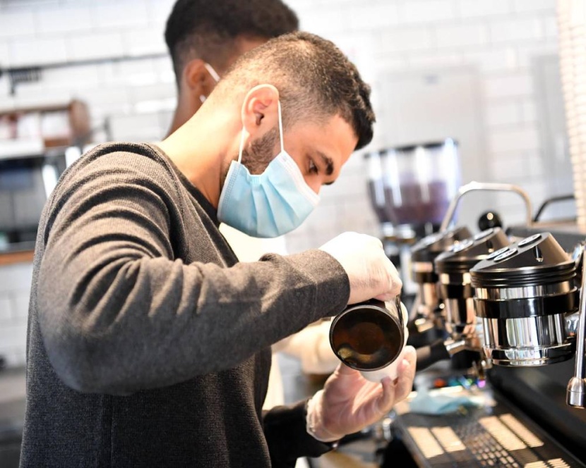 رغم حداثة سنهم .. شبان جازان يقتحمون أعمال بيع وتحميص القهوة