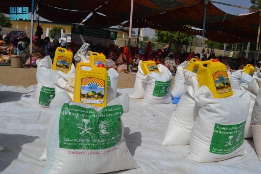  مركز الملك سلمان للإغاثة يدشن مشروعي توزيع التمور بالمهرة وتوزيع السلال الرمضانية في تشاد