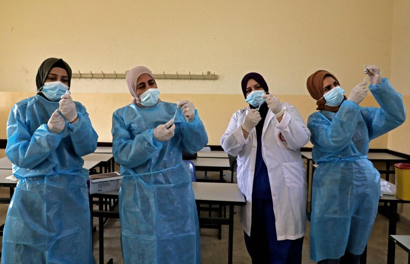 تمهيدا لإعادة فتح المدارس.. حملة تلقيح ضد فيروس كورونا للمعلمين في فلسطين