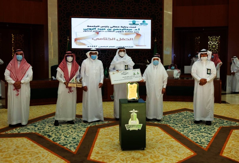 جامعة الملك عبدالعزيز تنفذ 586 برنامجا .. وتكرم الفائزين