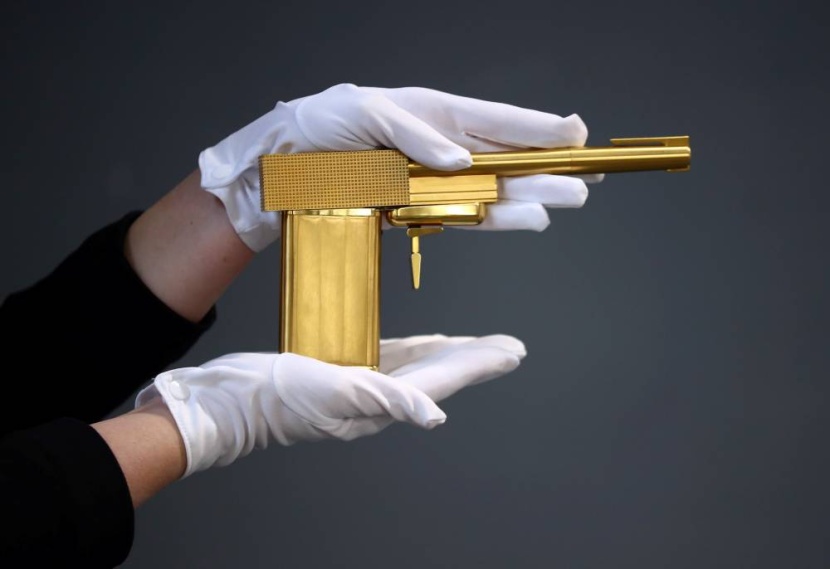 عرض مقتنيات سلسلة أفلام جيمس بوند في مزاد