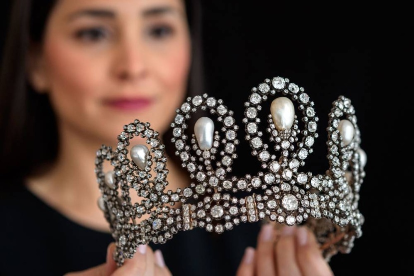 تاج ملكي ومجوهرات إمبراطورية تعرض في مزاد