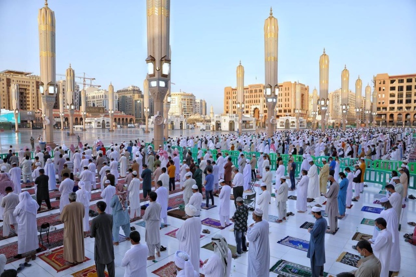جموع المصلين يؤدون صلاة العيد في المسجد النبوي