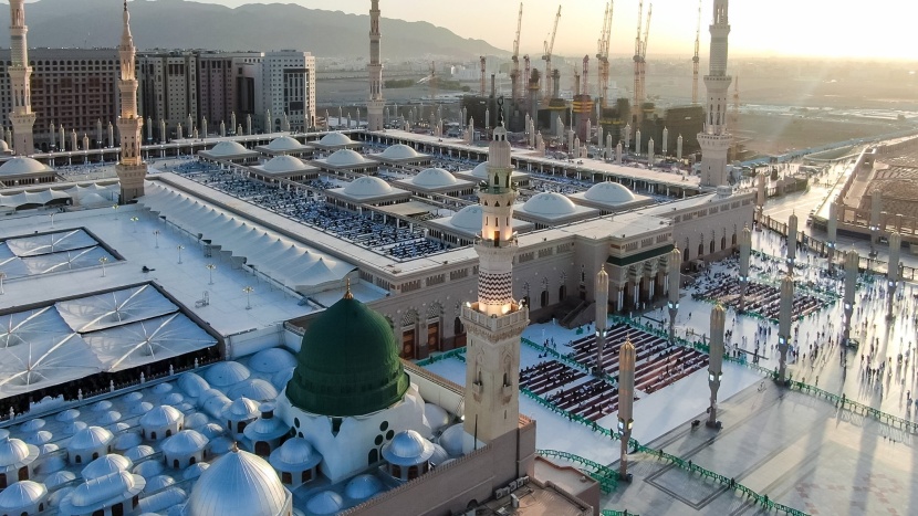 جموع المصلين يؤدون صلاة العيد في المسجد النبوي