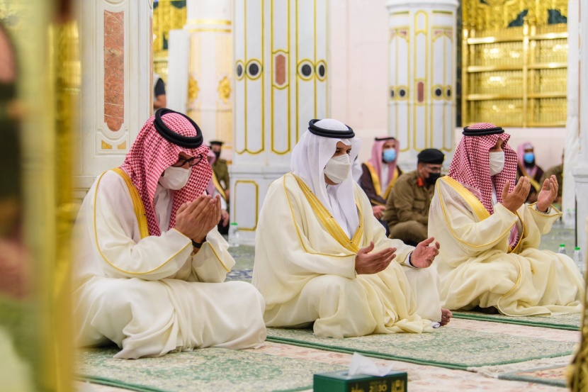 جموع المصلين يؤدون صلاة العيد في المسجد النبوي