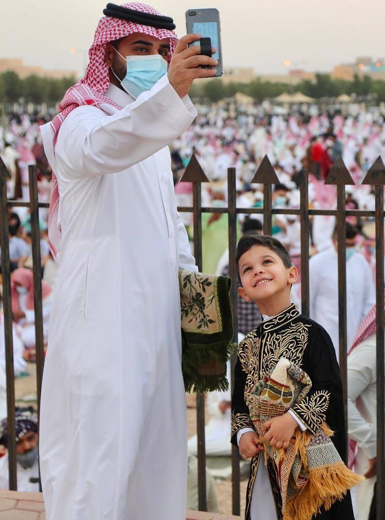 السعوديون يحتفلون بالعيد والأسر تتنافس في تقديم الهدايا والأكلات الشعبية