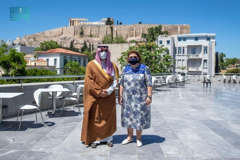 وزير الثقافة يبحث مع نظيرته اليونانية إقامة أسابيع ثقافية وإعارة التحف