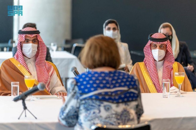 وزير الثقافة يبحث مع نظيرته اليونانية إقامة أسابيع ثقافية وإعارة التحف