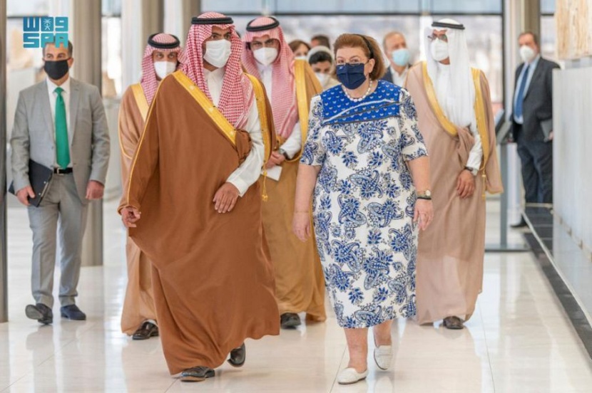وزير الثقافة يبحث مع نظيرته اليونانية إقامة أسابيع ثقافية وإعارة التحف