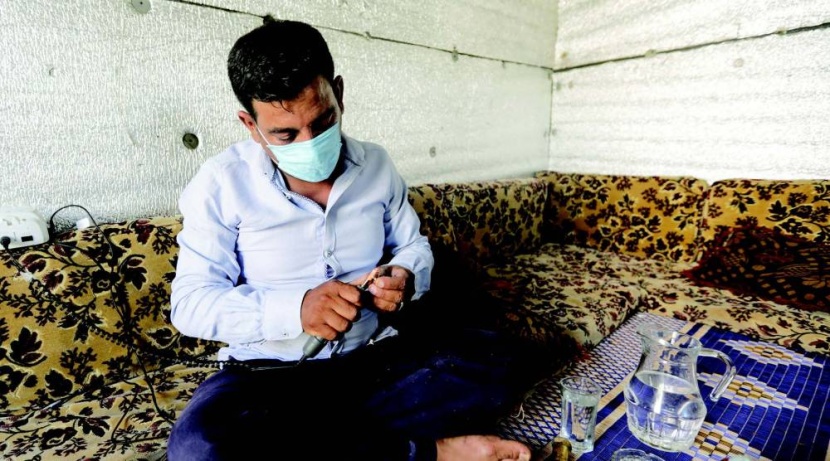 من خيمة لأخرى .. فني يعالج أسنان النازحين في إدلب