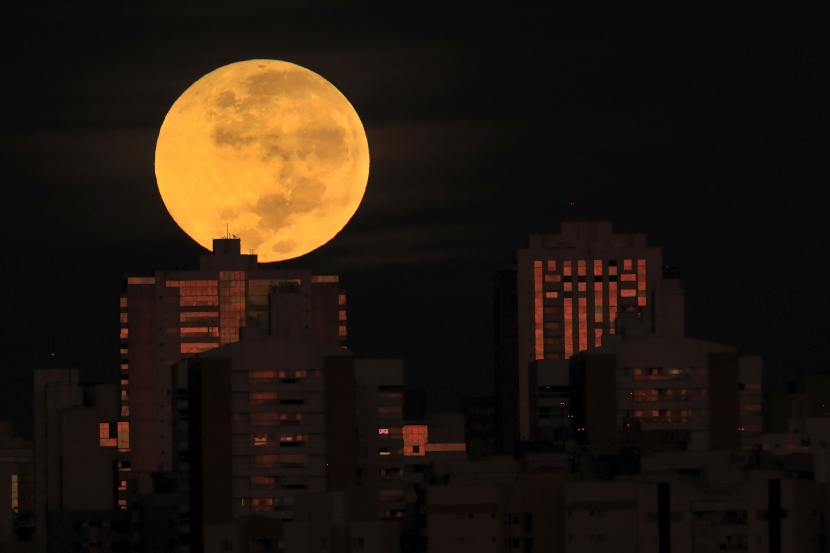 سكان المحيط الهادئ يشهدون ظاهرة القمر العملاق