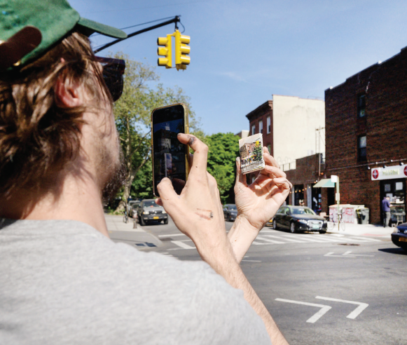 فنان يرسم لوحات مصغرة ويخبئها في شوارع بروكلين