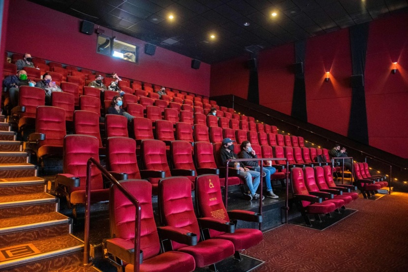 دور السينما الأمريكية تلغي شرط استخدام الكمامات لمن تم تطعيمهم ضد كورونا