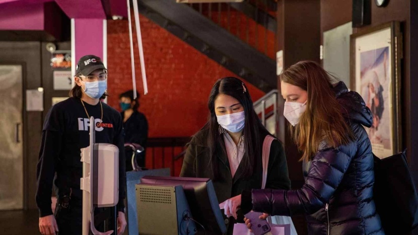 السينما الأمريكية تلغي شرط ارتداء الكمامات للمحصنين