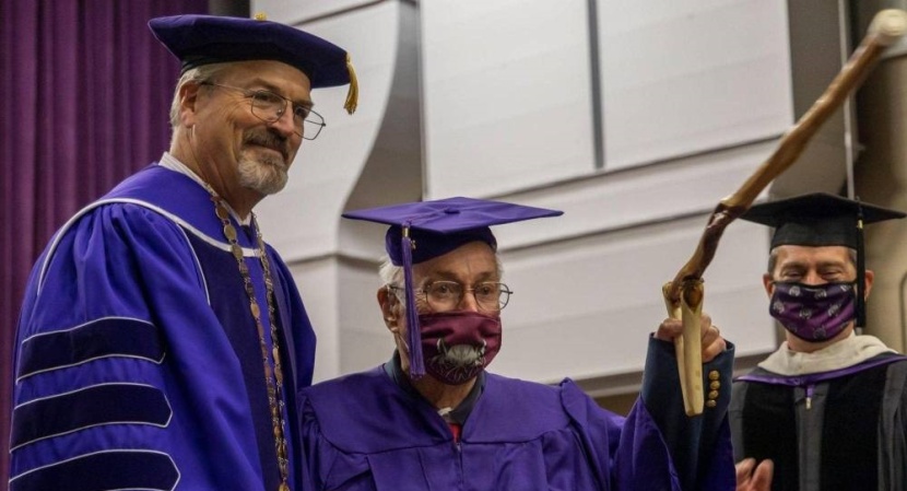 مسن عمره 97 عاما يحصل على الشهادة الجامعية