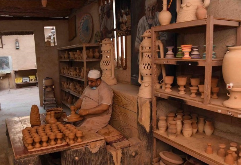 الأواني الفخارية .. موروث شعبي وزينة للموائد