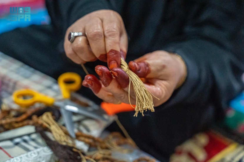 صناعة السبح من نواة الزيتون في الجوف