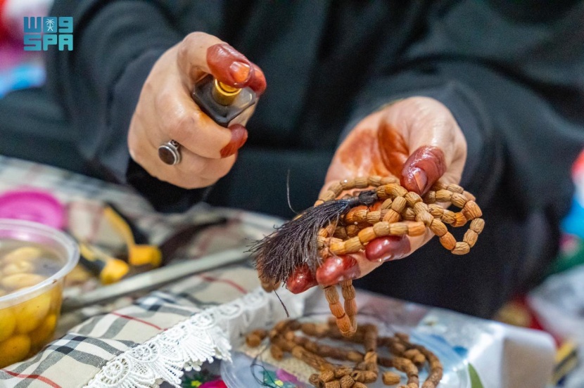 صناعة السبح من نواة الزيتون في الجوف