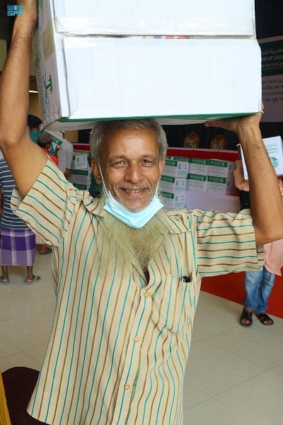  مركز الملك سلمان للإغاثة يوزع السلال الغذائية في بنغلاديش ويهدي كسوة عيد الفطر للأطفال الأيتام في لبنان