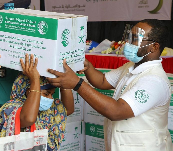  مركز الملك سلمان للإغاثة يوزع السلال الغذائية في بنغلاديش ويهدي كسوة عيد الفطر للأطفال الأيتام في لبنان