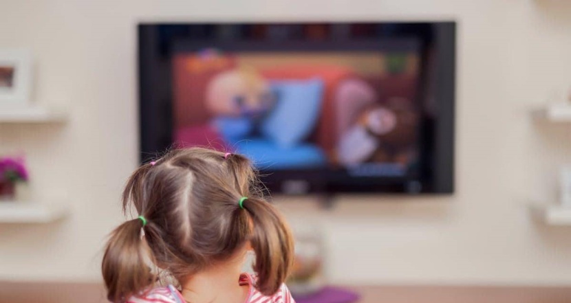 مشاهدة التلفزيون تؤثر سلبا في القدرات اللغوية للأطفال