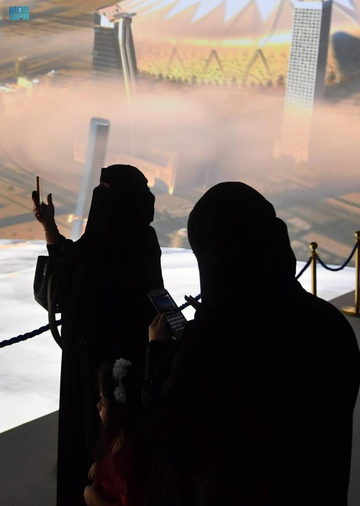 زوار معرض مشاريع مكة يوثقون مشاركتهم داخل قبة جدة