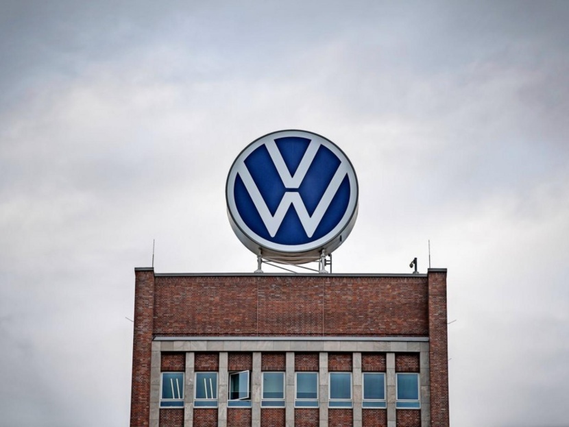 "فولكسفاجن" تسعى لشراكات في سباق على المواد الخام للبطاريات