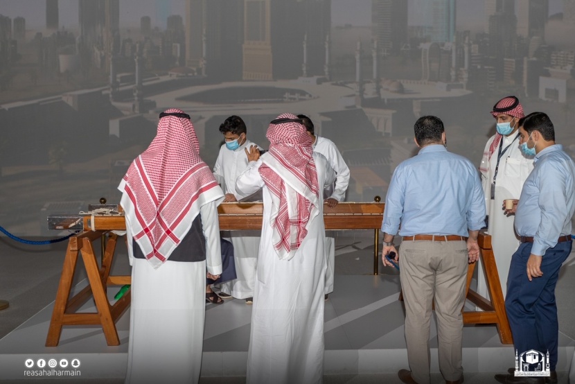  حياكة كسوة الكعبة المشرفة تجذب زوار معرض مشروعات مكة الرقمي في قبة جدة