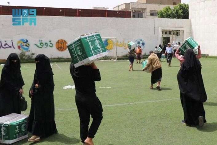 مركز الملك سلمان للإغاثة يوزع أكثر من 140 طنا من السلال الغذائية في تعز