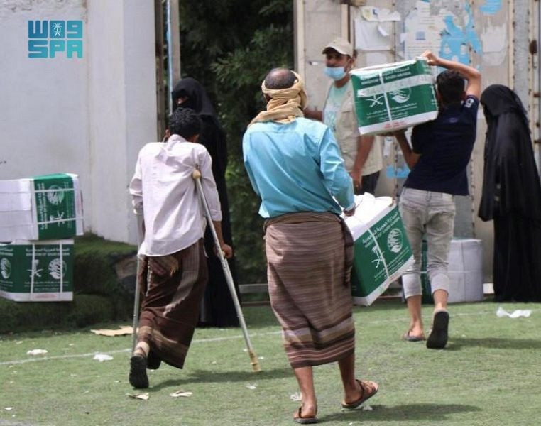 مركز الملك سلمان للإغاثة يوزع أكثر من 140 طنا من السلال الغذائية في تعز