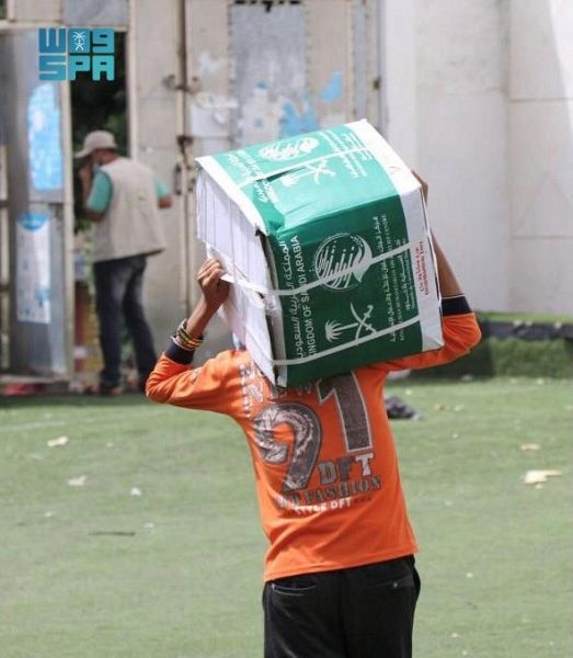 مركز الملك سلمان للإغاثة يوزع أكثر من 140 طنا من السلال الغذائية في تعز